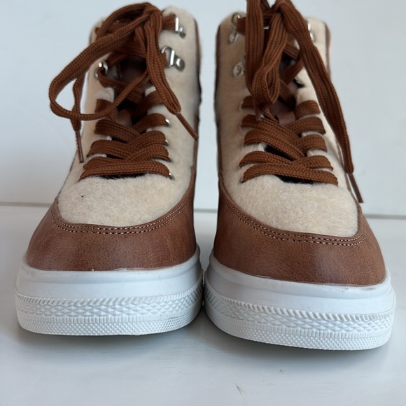 Yoki sneaker two tone cream faux fur and tan brown rounded toe lace up 8.5 - Picture 7 of 16